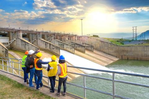 Diagonal J engineering recruitment agency. Engineers at a hydroelectric plant.